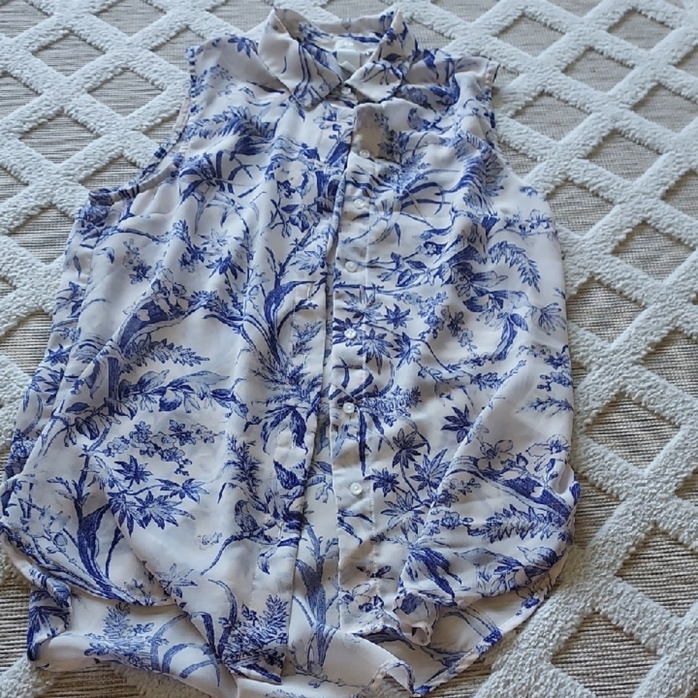 H&M White and Blue Floral Sleeveless Button-Front Top
